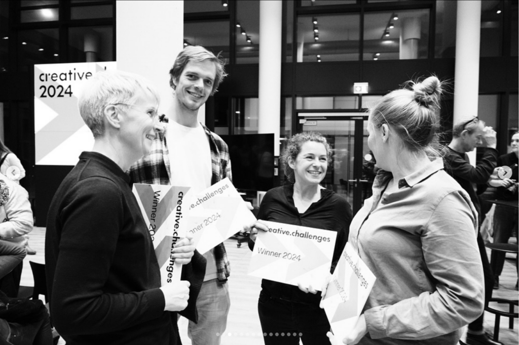 Creative Challenges 2024. Das Gewinnerteam freut sich über die Auszeichnung: Inge Paessens, Jan Pehoviak, Pauline John, Julja Schneider (von links). Foto: Harald Neumann